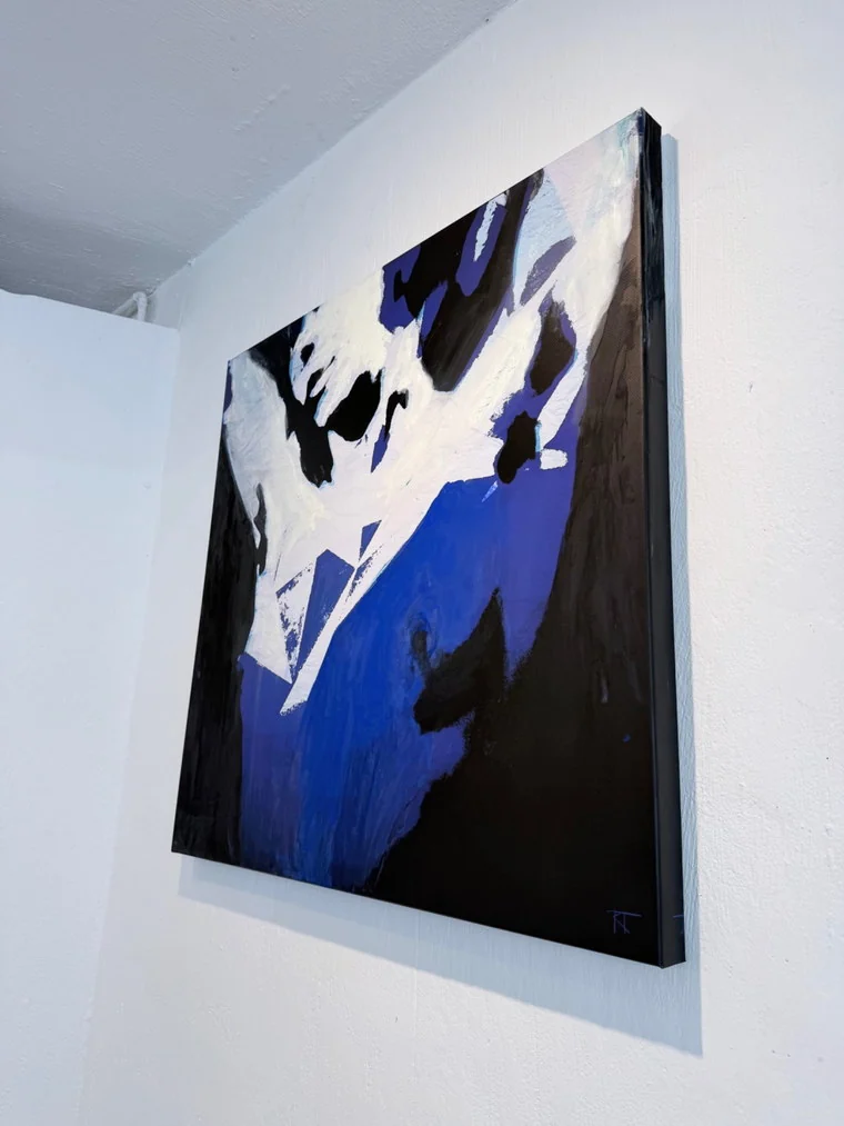 Expressive Porträtkomposition in leuchtendem Blau, Schwarz und Weiß