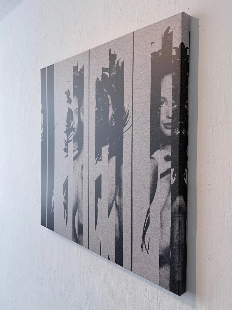 Schwarzweiße fragmentierte Porträtarbeit an einer Wand